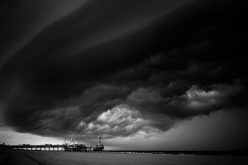 Plankwolk au-dessus de l'embarcadère de Scheveningen, La Haye par Inge Kooiman