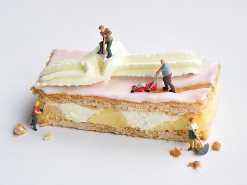 How do you eat a Tompouce?