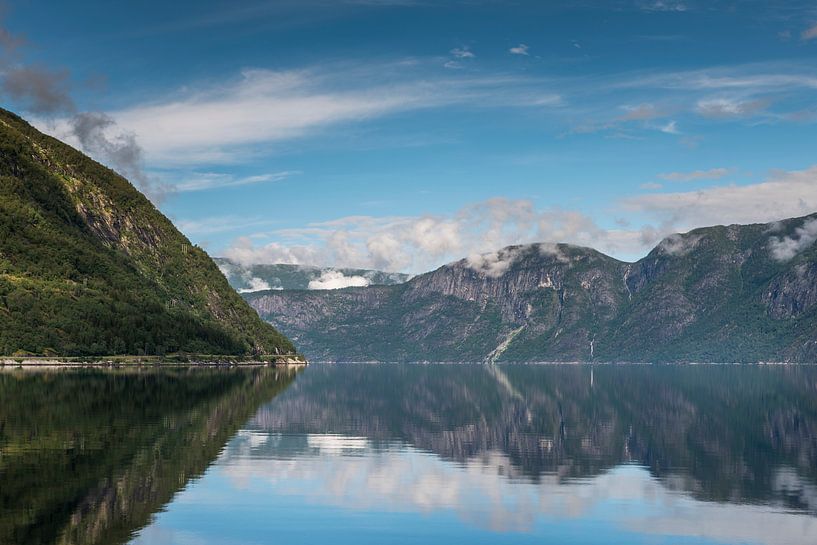 reflectie van de bergen in de het eidfjord in Noorwegen bij Voringvossen van ChrisWillemsen