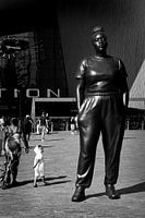 Rotterdam Centraal, Bahnhofsplatz, Statue Momente enthalten schwarz und weiß