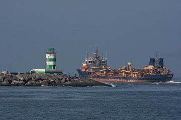 Schepen passeren de zuidpier IJmuiden naar zee. van scheepskijkerhavenfotografie