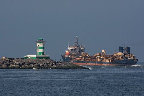 Les navires passent devant la jetée sud d'IJmuiden en direction de la mer.