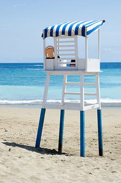Strandwacht aan  azuurblauwe kust Tenerife van Hannie Bom