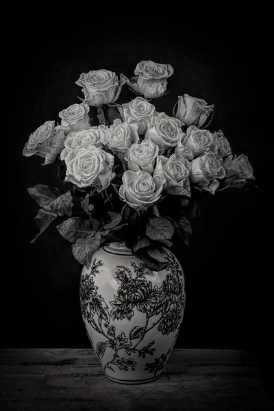 Stilleben: Blumenstrauß aus Rosen in dramatischem Schwarz und Weiß von Marjolein van Middelkoop