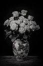 Stilleben: Blumenstrauß aus Rosen in dramatischem Schwarz und Weiß von Marjolein van Middelkoop Miniaturansicht