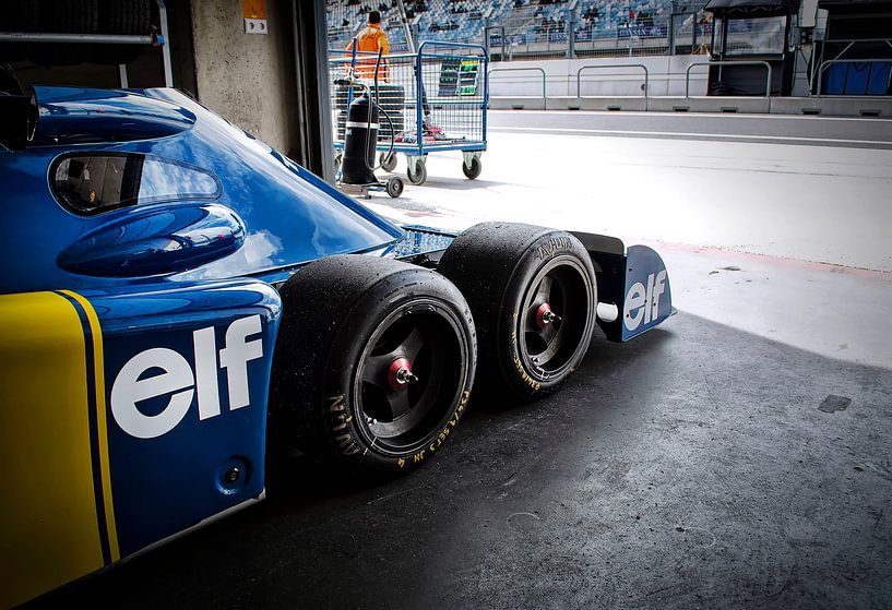 TyrellP34写真パネル Tyrrell P34 six wheeler in pitbox by BG Photo on canvas, poster
