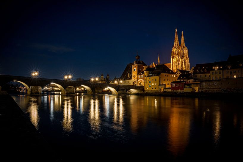 View from the Danube on the Regensburg Cathedral and Stone Bridge with lights in Regensburg in the e von Thilo Wagner