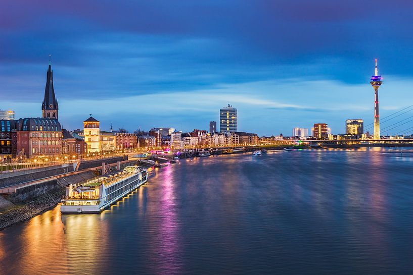 Skyline of Dusseldorf and the Rhine river by Michael Abid