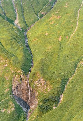 Waterval midden in het groen