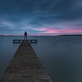 Blick auf die dunklen Wolken während der blauen Stunde über dem Steg des Zuiderhavens in Den Oever von Bram Lubbers