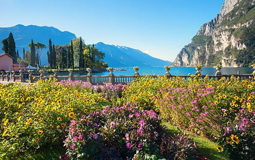 Park met bloemen in Riva del Garda aan het Gardameer
