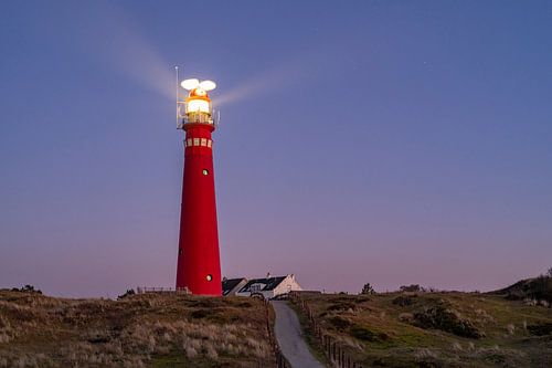 Phare de l'île de Schiermonnikoog dans les dunes au coucher du soleil