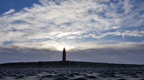 Vuurtoren op Texel bij zonsondergang. 
