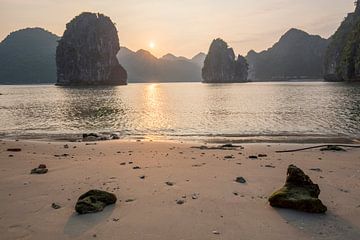 Zonsondergang Ha Long Bay van Yvs Doh