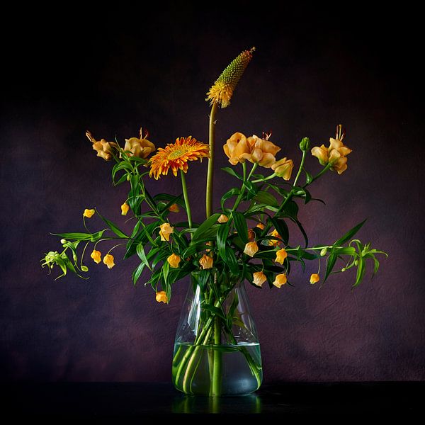 Stilleben von gelb/orangen Blumen auf einer Glasvase von Jenco van Zalk