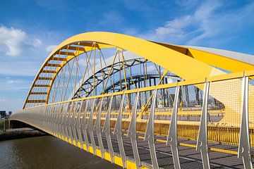 Hogeweidebrug (pont jaune) sur l'Amsterdam-RIjnkanaal à Utrecht.