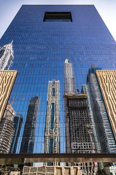 Dubai, spiegeling van gebouwen van Inge van den Brande