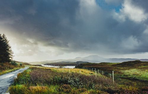 Isle of Skye in Invernesse. Vredige, verlaten plekken in Schotland. Veenmoerassen, zure grassen, overstroomde wetlands met weinig vegetatie.