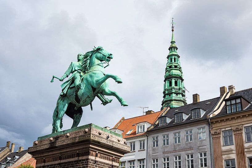 Statue and buildings in the city Copenhagen van Rico Ködder