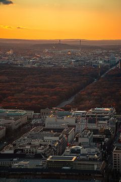 Berlijn vanaf de TV-toren bij zonsondergang van Leo Schindzielorz