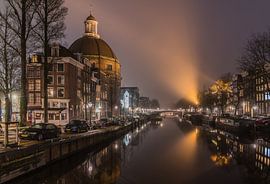 Spotlight auf die Runde Lutherische Kirche im Nebel von Jeroen de Jongh Fotografie