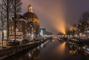 Spotlight auf die Runde Lutherische Kirche im Nebel
