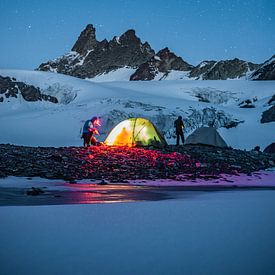 Bergbeklimmers bij lichtgevende tent in de bergen van Joep van de Zandt