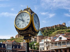 Klok in Tbilisi (Georgië) van Stijn Cleynhens