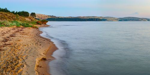 Grijze duinen in de vroege ochtend