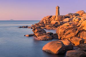 Sonnenuntergang am Leuchtturm von Mean Ruz, Bretagne, Frankreich