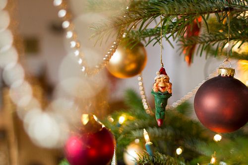 Décoration de Noël : une feuille dans l'arbre