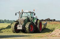 inkuilen met een grote tractor