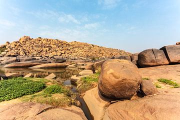 Hügel aus großen Felsen entlang des Chakrairtha-Sees in Hampi, Karnataka, Südindien, Asien von WorldWidePhotoWeb