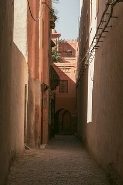Sunlight and shadow in a hidden alley by Stille Vertelling