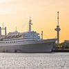 Het cruiseschip ss Rotterdam in Rotterdam tijdens een schitterende zonsondergang van MS Fotografie | Marc van der Stelt