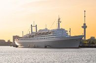 Het cruiseschip ss Rotterdam in Rotterdam tijdens een schitterende zonsondergang van MS Fotografie | Marc van der Stelt thumbnail