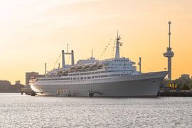 Das Kreuzfahrtschiff ss Rotterdam in Rotterdam bei einem atemberaubenden Sonnenuntergang von MS Fotografie | Marc van der Stelt