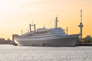 Het cruiseschip ss Rotterdam in Rotterdam tijdens een schitterende zonsondergang van MS Fotografie | Marc van der Stelt