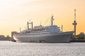 Das Kreuzfahrtschiff ss Rotterdam in Rotterdam bei einem atemberaubenden Sonnenuntergang