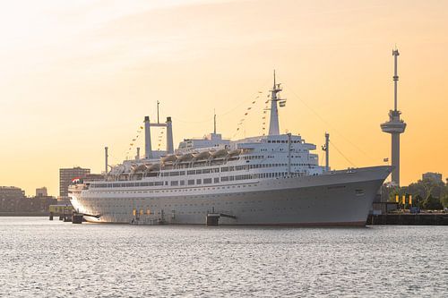Het cruiseschip ss Rotterdam in Rotterdam tijdens een schitterende zonsondergang