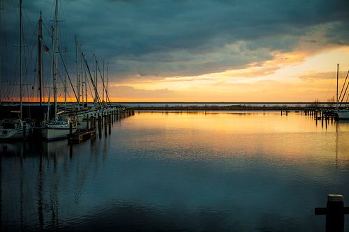 zonsondergang in de haven van Lelystad
