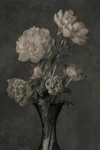 Blumenstrauß aus Pfingstrosen und Tulpen in Sepia von Renee Klein
