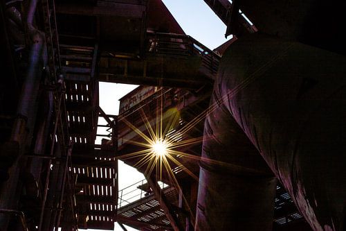 fraai tegenlicht in een verlaten fabriek