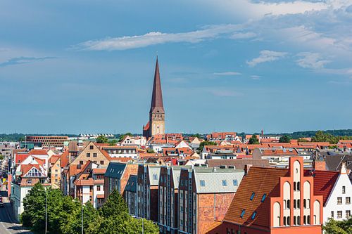 Uitzicht op historische gebouwen in de Hanzestad Rostock
