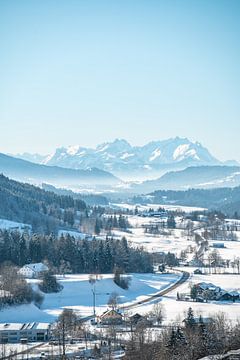 Winteruitzicht vanuit Oberstaufen over het Weißachtal naar de Säntis van Leo Schindzielorz
