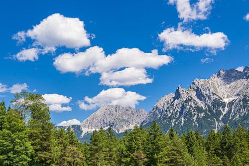 Landschap met uitzicht op het Karwendelgebergte bij Mittenwald