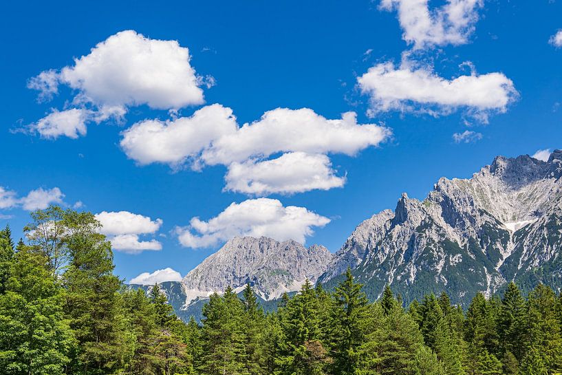 Paysage avec vue sur les montagnes du Karwendel près de Mittenwald par Rico Ködder