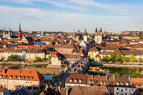 Le vieux pont principal et la vieille ville de Würzburg