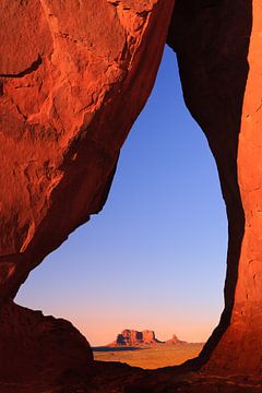 Zonsondergang bij Teardrop Arch in Monument Valley van Henk Meijer Photography