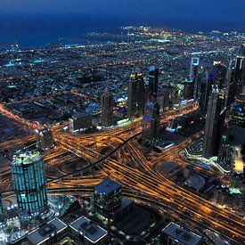 Sheikh Zajed Road bij avondval gezien vanaf de Burj Khalifa in Dubai van Lieven Tomme